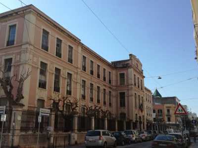 Nell�adiacente quartiere Carrassi, in corso Benedetto Croce, sorge invece l�edificio scolastico Carlo del Prete costruito nel 1928 a fronte di un incremento demografico apparentemente inarrestabile. La Del Prete � ancora oggi scuola primaria e dell�infanzia e si contraddistingue per l�apparato decorativo di stile neoliberty e un corpo centrale pi� slanciato rispetto a quelli laterali